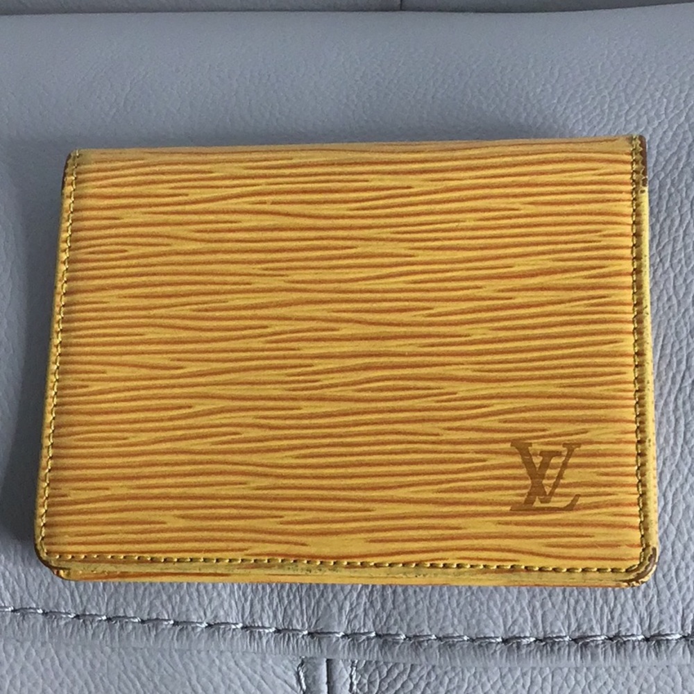 EUC.  #SP1916 Authentic Louie Vuitton Epi Leather Card Holder 4.5 x 3.5 Yellow